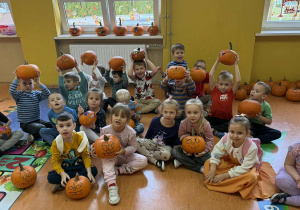 Zdjęcie grupowe- dzieci z grupy Promyczki w Dniu Dyni.