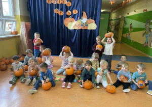 Zdjęcie grupowe Szkrabów w Dniu Dyni.