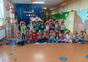 Zdjęcie grupowe Skoczków z ozdobionymi dyniami.