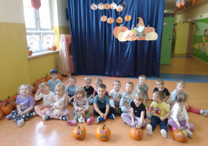 Zdjęcie grupowe Kamyczków z ozdobionymi dyniami.