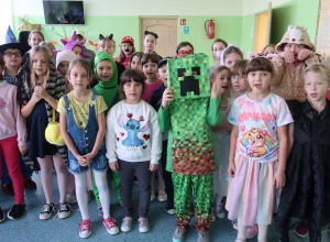 Uczniowie naszej szkoły w bajkowych strojach.