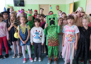Uczniowie naszej szkoły w bajkowych strojach.