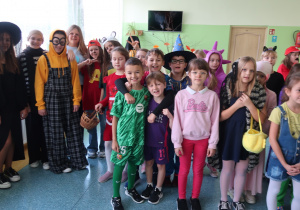 Korytasz szkolny wypełniony przebranymi dziecmi.