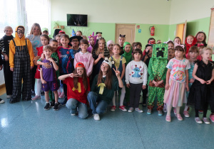 Uczniowie klas I- VI przebrani za postacie z bajek.