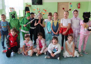 Uczniowie klasy I przebrani za postacie z bajek.