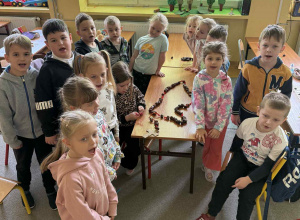 Dzieci z grupy Żabki z różańcem z kasztanów.