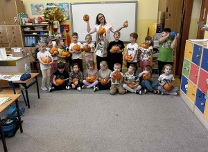 Grupowe zdjęcie żabek z dyniami.