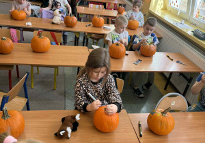 Malowanie dyń przez dzieci.