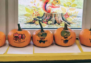 Dynie pomalowane przez dzieci z grupy Słoneczka.