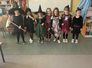 Dziewczynki z grupy Żabki w przebraniach.
