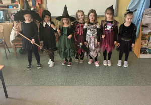 Dziewczynki z grupy Żabki w przebraniach.