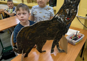 Chłopcy z grupy Żabki z wilkiem pomalowanym farbami.