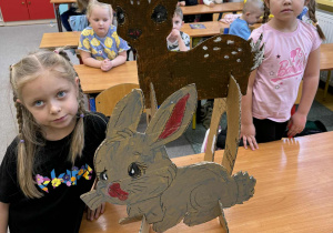 Dziewczynki z króliczkiem i sarenką z tektury.