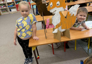 Chłopiec i dziewczynka z pomalowanym liskiem i sarenką.