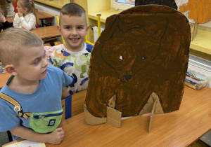 Chłopcy prezentują wykonanego przez siebie niedźwiedzia.