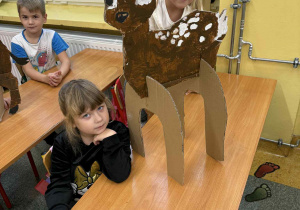 Dwie dziewczynki prezentują pomalowana przez siebie sarenkę.