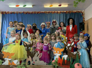 Grupowe zdjęcie dzieci przedszkolnych z Sadykierza z nauczycielami przebranymi za postacie z bajki oraz z Dyrektor Agatą Ewą Ostalską.