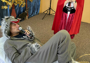 Czerwony Kapturek rozmawia z Wilkiem.