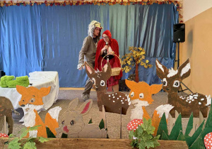 Wilk zjada Czerwonego Kapturka.