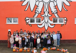 Uczniowie w obecności pani Dyrektor i opiekuna Samorządu Uczniowskiego pozują przed symbolicznym napisem ,,50”, który nawiązuję do jubileuszu szkoły.