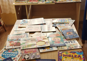 Wystawka książek kiermaszowych w Bibliotece Szkoły Podstawowej w Rzeczycy.