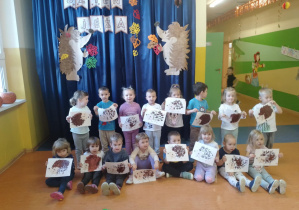 Zdjęcie grupowe dzieci z grupy Kamyczki w Dniu Jeża.