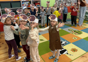 "Jeże na spacerze" zabawa ruchowa w grupie Promyczki.