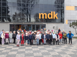 Grupa uczniów wraz z opiekunami przed budynkiem MDK w Rawie Mazowieckiej.