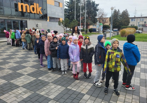 Uczniowie przed MDK Rawa Mazowiecka.