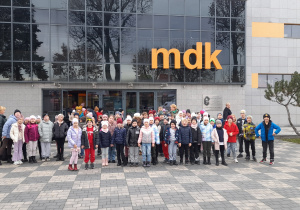 Grupa uczniów wraz z opiekunami przed budynkiem MDK w Rawie Mazowieckiej.