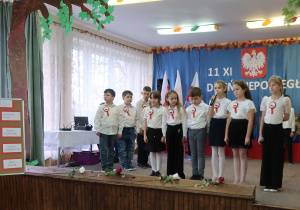 Uczniowie śpiewają pieśń pt: „Rota”.