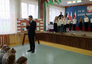 Wójt Gminy Rzeczyca p. M. Kaźmierczyk przemawia na uroczystym apelu.