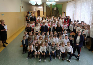 Społeczność uczniowska wraz z dyrektorem szkoły i władzami gminy oczekują na uroczysty apel.