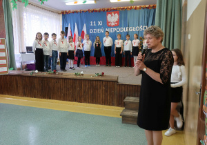 Kierownik Szkoły Filialnej w Sadykierzu p. Bernadeta Grot przemawia na uroczystym apelu.