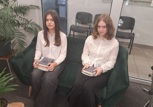 Uczennice oczekujące na swój występ - Zuzanna Jadczak oraz Gabriera Filipowicz.