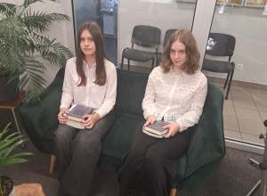 Uczennice oczekujące na swój występ - Zuzanna Jadczak oraz Gabriera Filipowicz. 