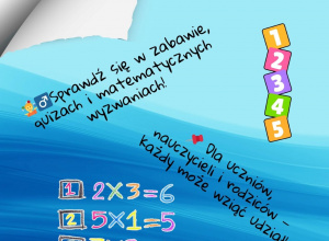 Plakat szkolny z okazji Dnia Tabliczki Mnożenia. Niebieskie tło, sowa w birecie oraz kolorowe liczby i działania.