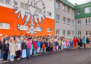 Uroczyste wyprowadzenie Sztandaru Szkoły przez uczniów kl. VIII Dawida Kryćke, Aleksandrę Warpas i Gabrielę Filipowicz.