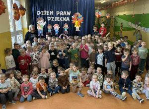 Zdjęcie grupowe wszystkich dzieci z oddziału przedszkolnego w Dniu Praw Dziecka.