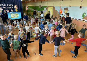 Zabawy integracyjne na korytarzu przedszkolnym w Dniu Praw Dziecka.