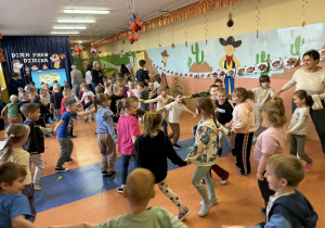 Zabawy w kole wszystkich grup przedszkolnych po prezentacji multimedialnej.