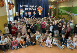 Zdjęcie grupowe wszystkich dzieci z oddziału przedszkolnego w Dniu Praw Dziecka.