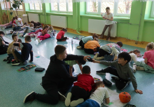 Podczas długiej przerwy uczniowie zaaferowani kolorowaniem.