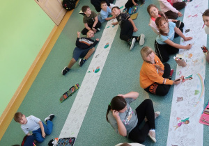 Dziewczynki i chłopcy w trakcie kolorowania.