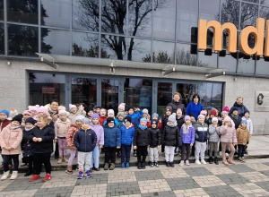 Zdjęcie grupowe dzieci przed Miejskim Domem Kultury w Rawie Mazowieckiej.