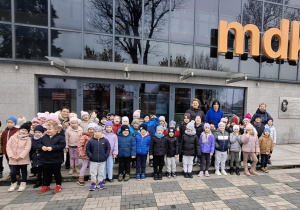 Zdjęcie grupowe dzieci przed Miejskim Domem Kultury w Rawie Mazowieckiej.
