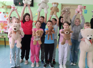 Uczniowie klasy drugiej ze swoimi misiami.