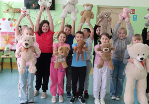 Uczniowie klasy drugiej ze swoimi misiami.