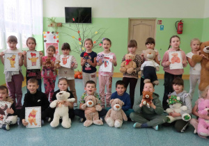 Uczniowie z klasy pierwszej prezentują swoje pluszaki.