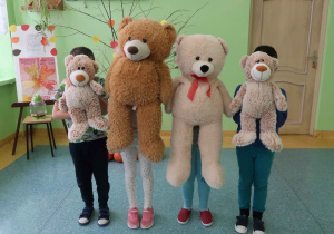 Prezentacja pluszowych misiów przez uczniów.